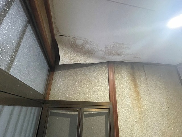 雨漏りの影響で面材が剥がれシミやカビが発生した玄関上の天井