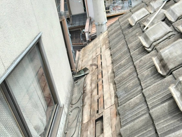セメント瓦を取り外した後に露出した野地板と外壁取り合い部分の様子