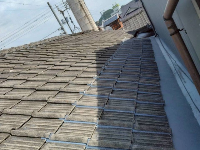 新しい谷板金に沿って瓦を復旧している屋根の谷部の様子
