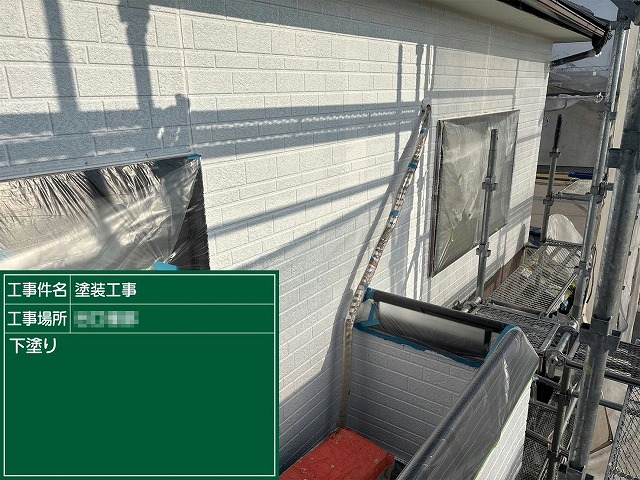 下塗りが施工されたサイディング外壁の様子