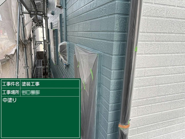 サイディング外壁の中塗り塗装が進む建物の出隅部分の様子
