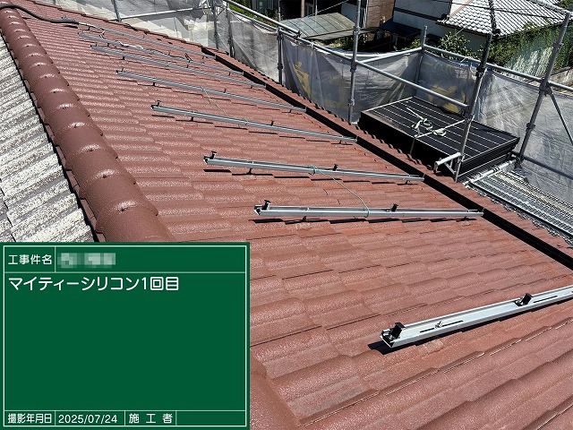 マイティーシリコンによる1回目塗装完了後の屋根全景