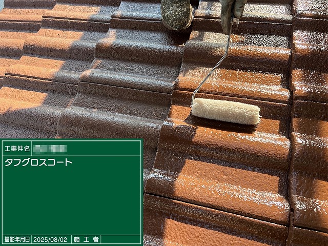 作業員がタフグロスコートをローラーで塗り広げる様子