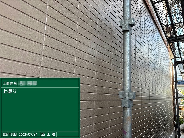外壁塗装工事のタイル調サイディングへの上塗り施工