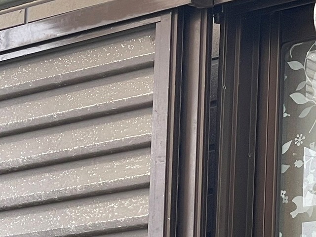 色あせや塗膜の劣化が見られる住宅の雨戸