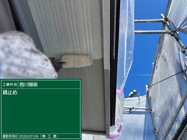 フラワーボックス下側パネルにサビ止め塗料を下塗りしている作業の様子