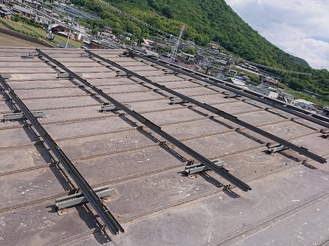 金属屋根塗装工事のための既設太陽光パネル取り外し