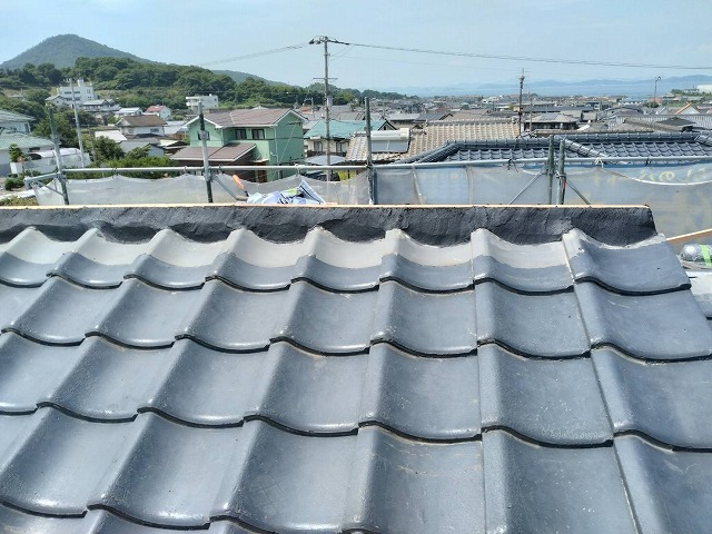 棟部の土台に南蛮漆喰を施工した状態を正面から見た様子