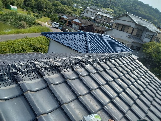 ブチルテープで桟瓦に貼り付けて納めた乾式面戸シートの棟部の様子