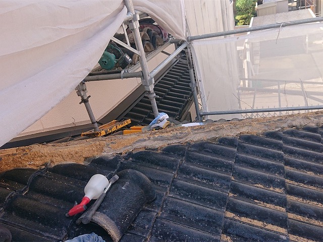 漆喰詰め直し工事の劣化で傷んだ漆喰部分の除去