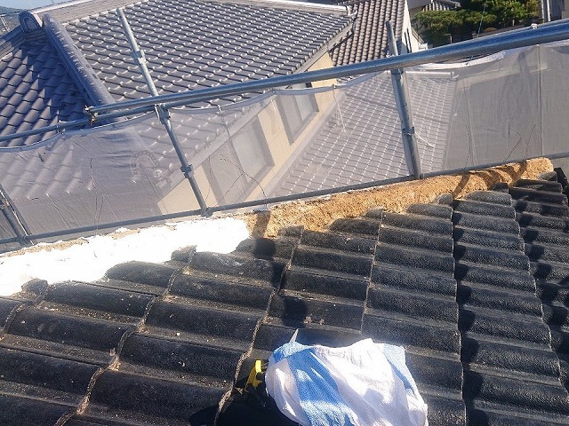 棟部漆喰詰め直し工事の土台部分への漆喰塗り