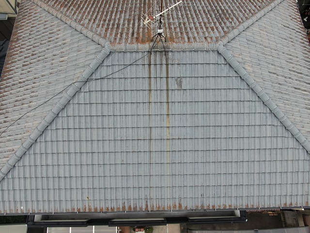 高松市で著しい劣化が目立っていたモニエル瓦への塗装工事、スラリー層除去後の下塗り