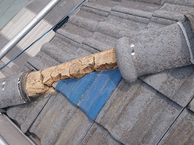 割れていたモニエル瓦と新たな瓦材との差し替えを行った状況