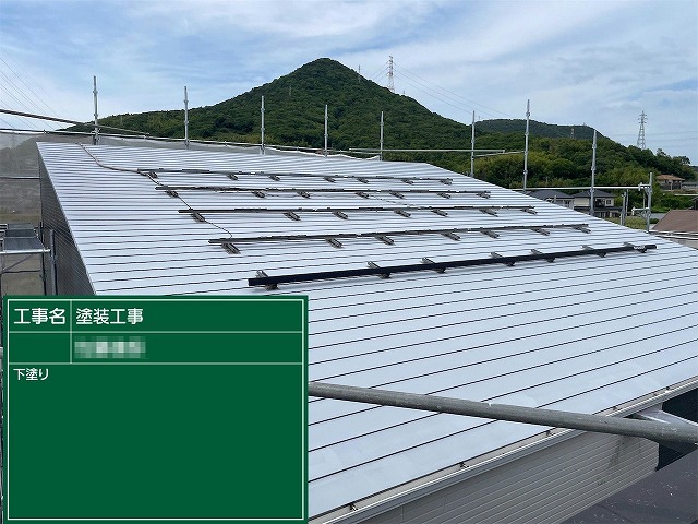 住宅金属屋根塗装工事のサビ止め塗料を用いた下塗り工程