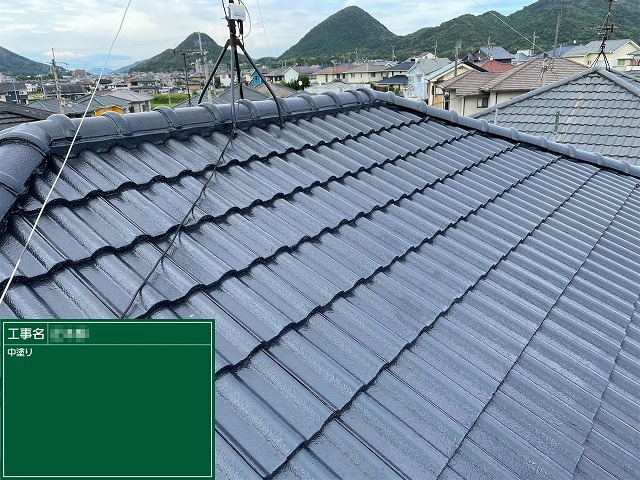 モニエル瓦塗装工事の「マイティーシリコン」を用いた中塗りが完了