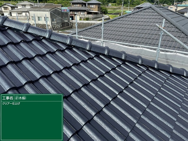 モニエル瓦塗装工事の無機ハイブリッドクリヤー塗料の「タフグロスコート」の施工状況