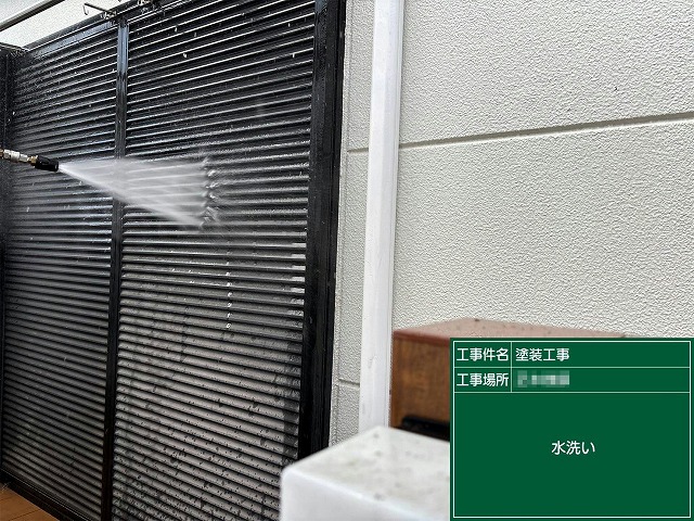 シャッター塗装前の高圧洗浄工程