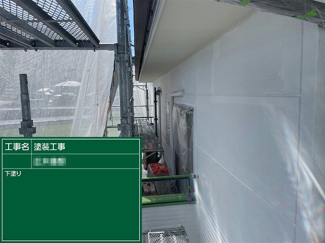 ALC外壁塗塗装工事の密着性を高める下塗り工程