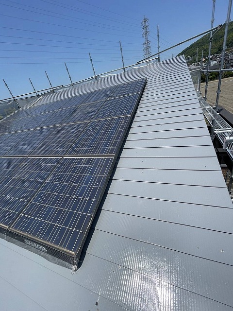 金属屋根塗装と太陽光パネル再設置の後に防鳥ネットを取り付けた状況