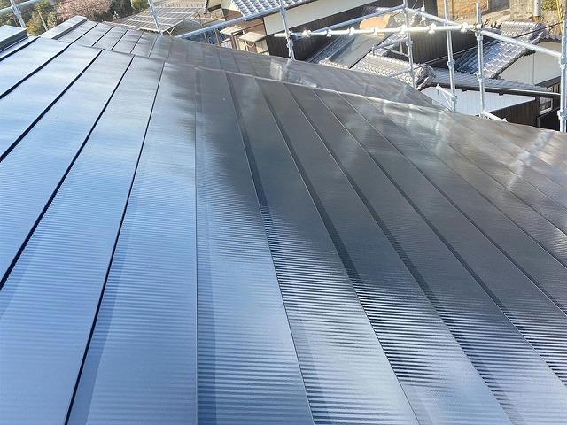 劣化したノンアスベスト屋根への屋根カバー工事＋塗装メンテナンスの完了状況