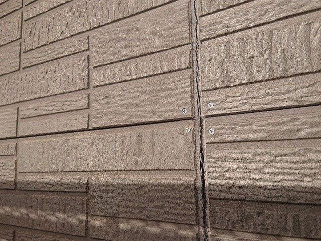 経年劣化で発生したサイディングズレのこれ以上の拡大を防ぐビス留め補修