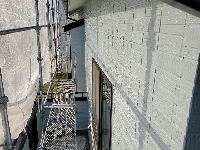 住宅外壁メンテナンスのサイディング外壁塗装工程完了状況