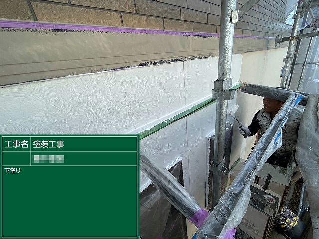 サイディング外壁塗装工事の下地と上塗り塗料の密着性を高める下塗り工程