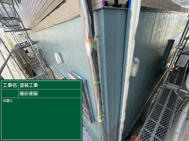 サイディング外壁塗装の中塗り完了状況
