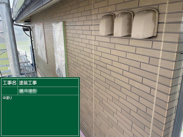 タイル調サイディングへのクリヤー塗装1回目の施工が完了