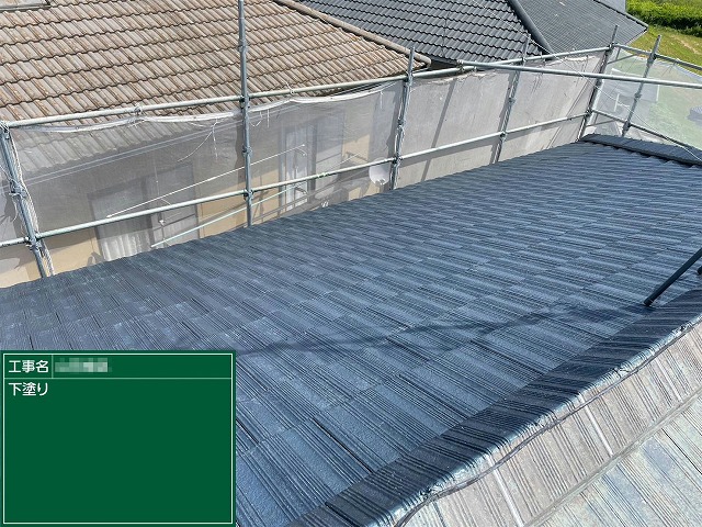 モニエル瓦塗装工事の「マイティーシリコン」を用いた1回目塗装