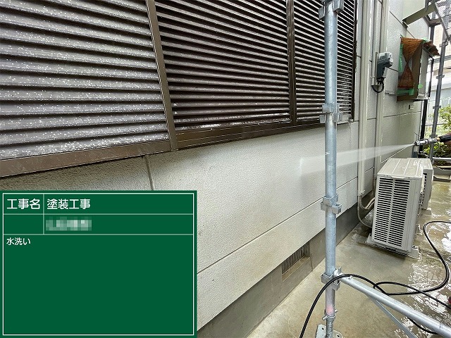 ALC外壁塗装工事の高圧洗浄工程で付帯部の汚れを除去