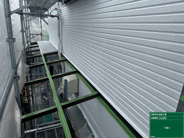 ALC外壁塗装3回塗り工程の下塗り完了状況