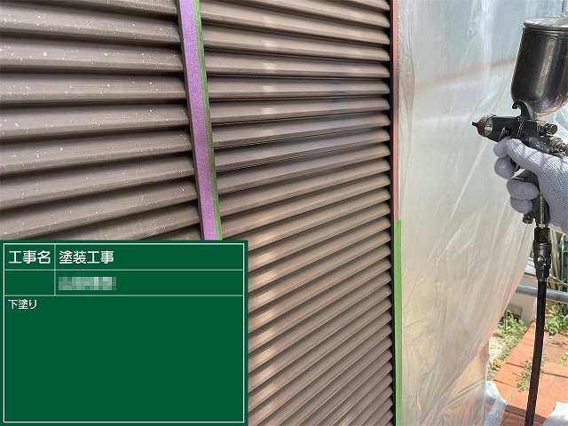 外壁塗装工事の金属製雨戸へのサビ止め塗料を用いた下塗りの様子