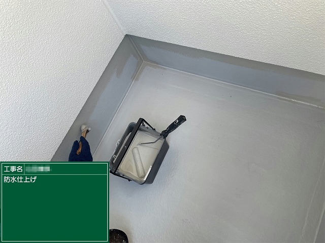 経年劣化にともなう住宅ベランダ防水塗装の防水材塗布工程