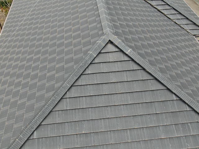 平板セメント瓦屋根の色あせを確認した屋根無料点検