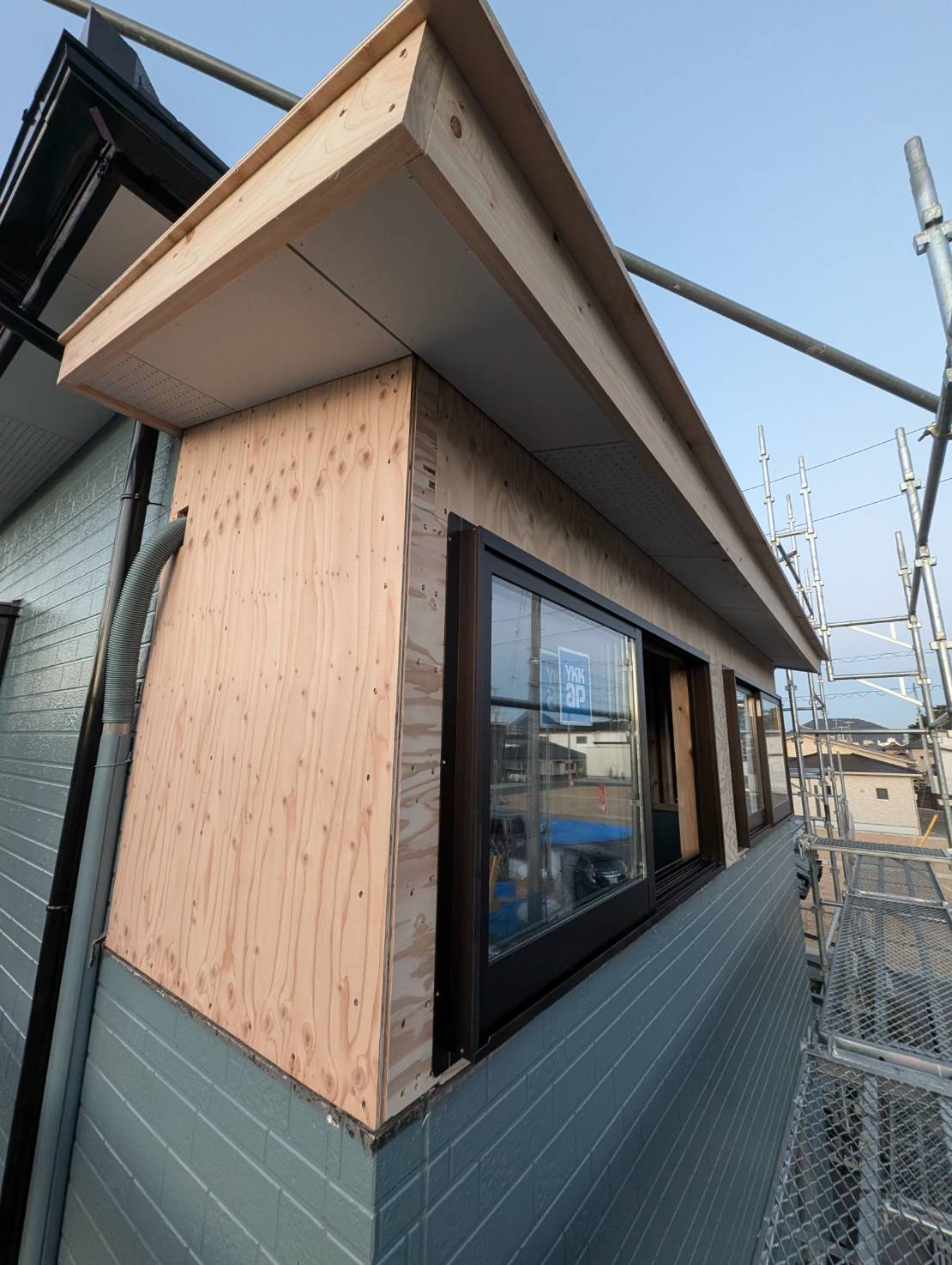 丸亀市　ベランダ部分にベニヤ板を設置