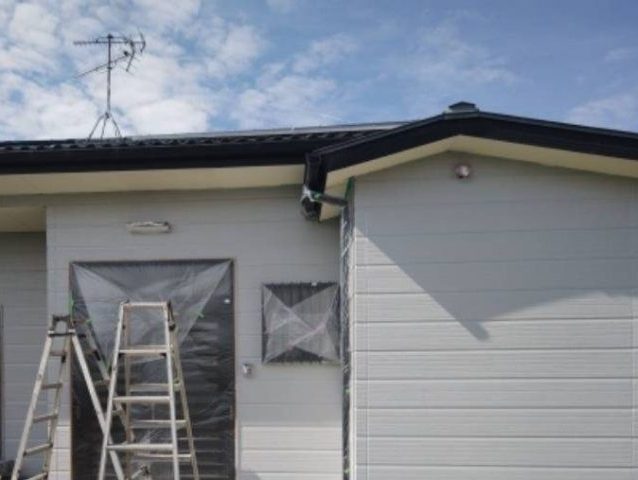 善通寺市の外壁塗装工事｜経年劣化したサイディングの苔・汚れを一掃して美しく再生