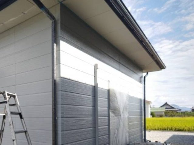 善通寺市の外壁塗装中塗り