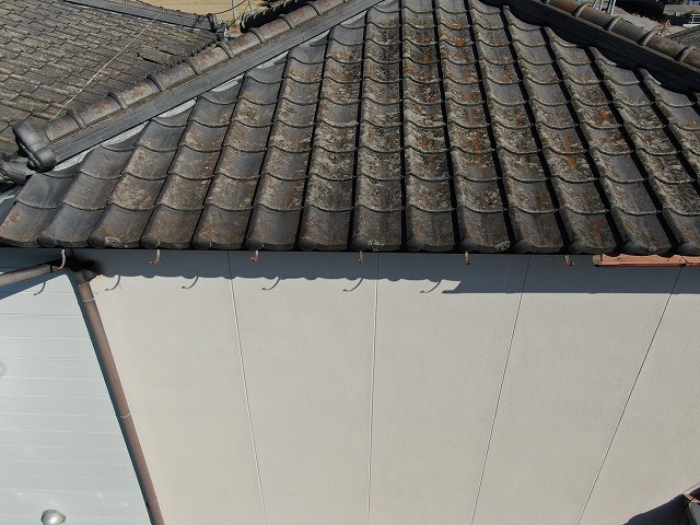 経年劣化が原因となって雨樋の一部が落下した状況