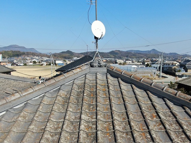 漆喰詰め直し工事を行う住宅の屋根