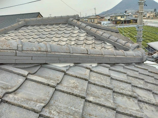 漆喰詰め直し工事の新たな漆喰を詰め込んでコテ均しをした状況