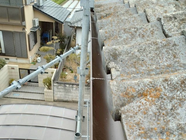 経年劣化で雨樋の一部落下した部分に新たな雨樋を番線で固定した状況