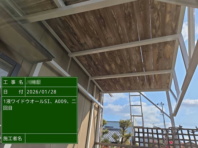 ベランダ鉄骨下地塗装のアクリルシリコン樹脂塗料による上塗り工程
