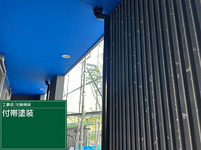 黒色塗料を用いた竪樋への塗装工程