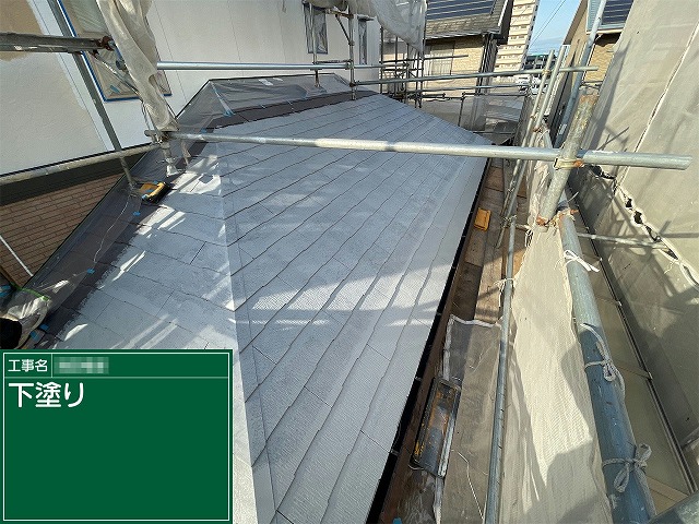 カラーベスト屋根塗装工事の下屋根部分への下塗り施工