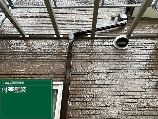 外壁塗装工事の竪樋への塗り替えが完了した状況