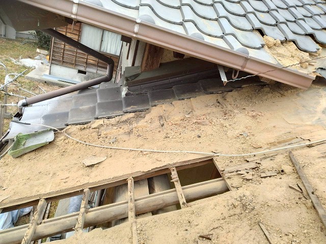 雨漏り修理にともなう屋根下地補修の野地板解体