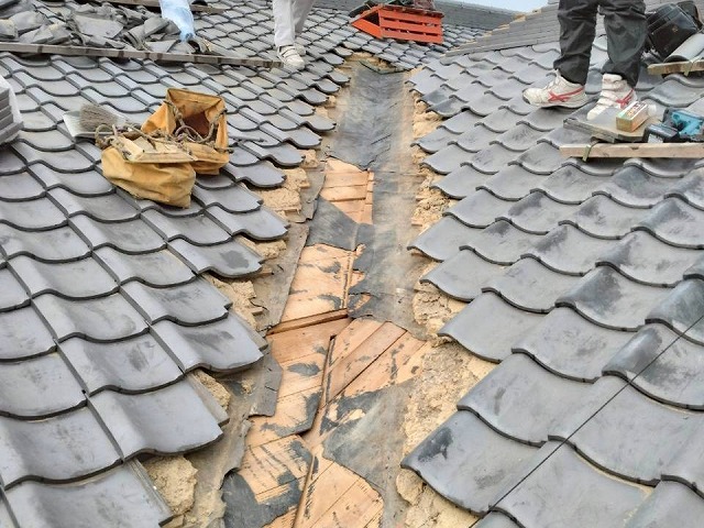 雨漏り修理にともなう谷板金交換の防水シート敷設工程