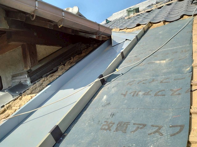屋根の雨漏り修理で行った箱型の樋の設置状況