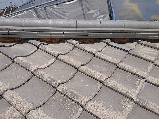 漆喰詰め直し工事の劣化した古い漆喰を除去して葺き土が露出している状況